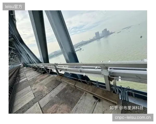 通过植入式光纤传感器，对撑竿关键点的脆裂临界压力监测精度已能达到99.5%